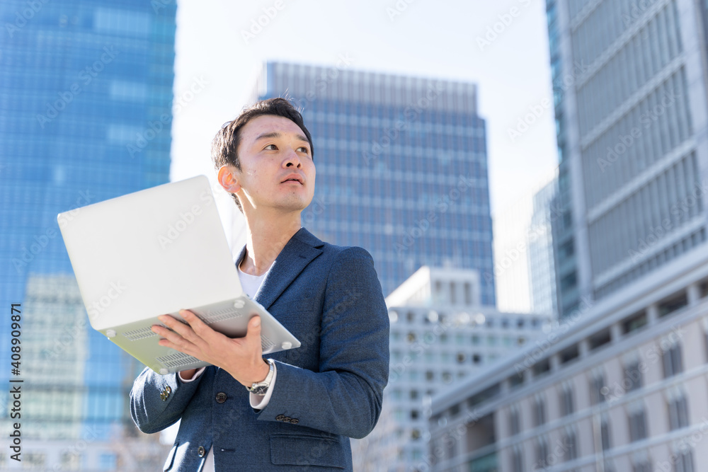 オフィス街に立つビジネスマン