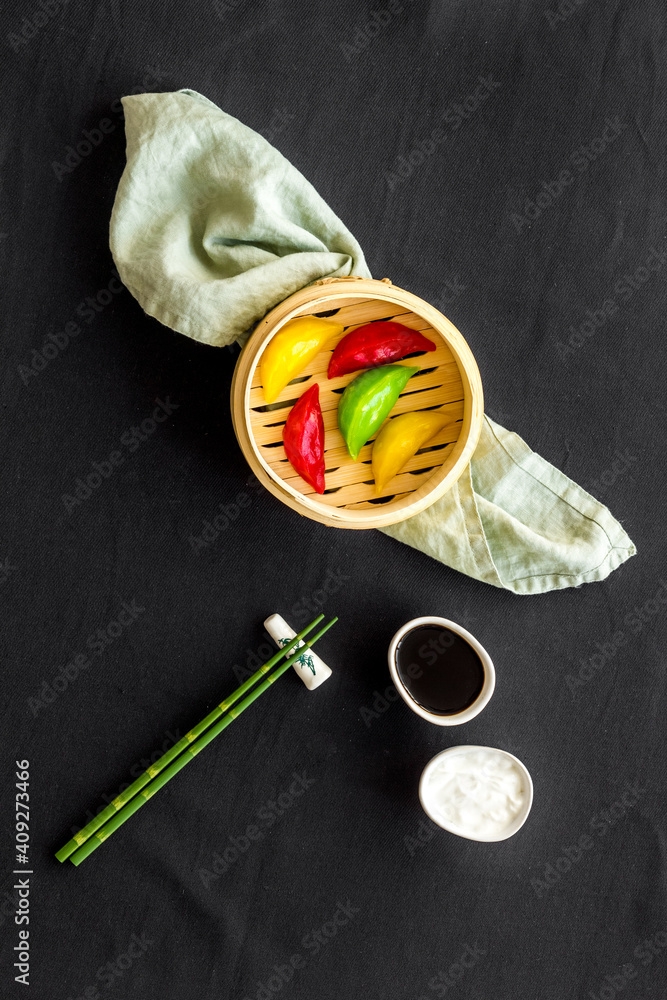 木制蒸笼中的彩色蔬菜饺子totellini。传统亚洲食品