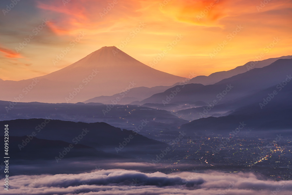 来自日本长野高博奇高地的富士山和水和湖的美景