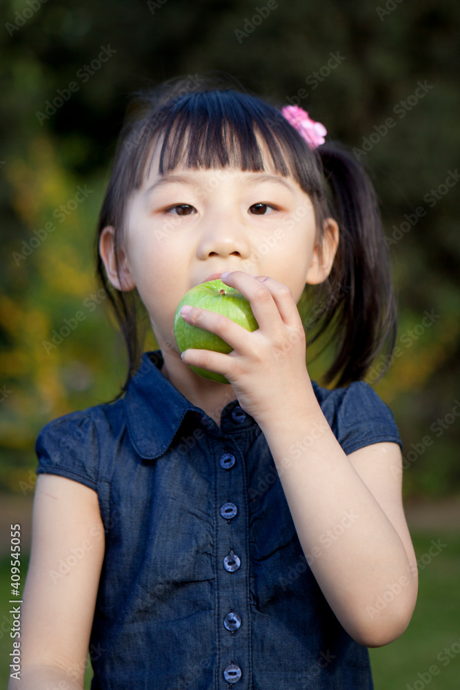 小女孩吃苹果的画像