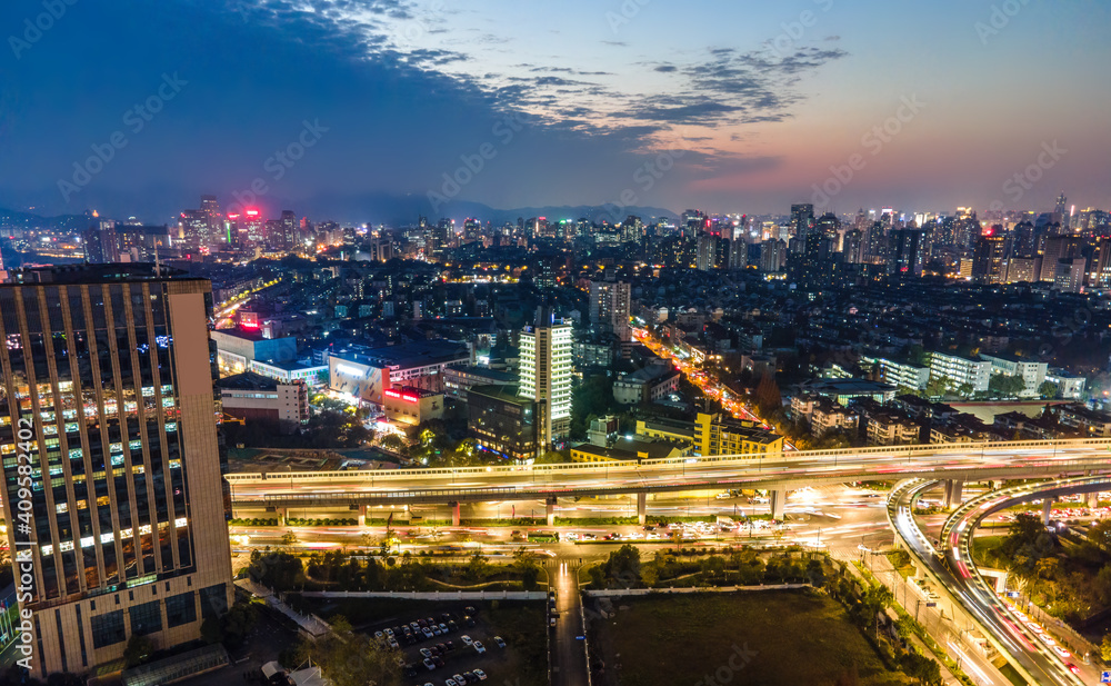 航拍浙江杭州，城市建筑景观天际线全景黄昏