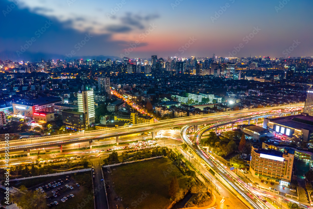 航拍浙江杭州，城市建筑景观天际线全景黄昏