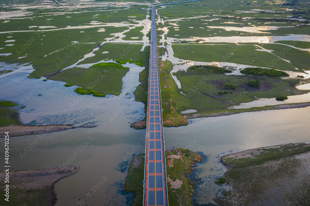 泰国Phatthalung Thale Noi白天Chalerm Phra Kiat路鸟瞰图