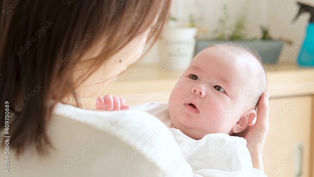 赤ちゃんを抱きしめるお母さん