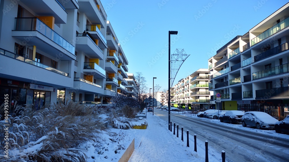 一个寒冷的冬天早晨的现代住宅区。