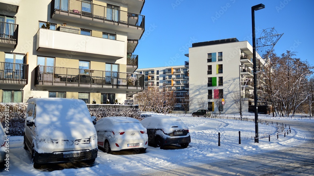 一个寒冷的冬天早晨的现代住宅区。