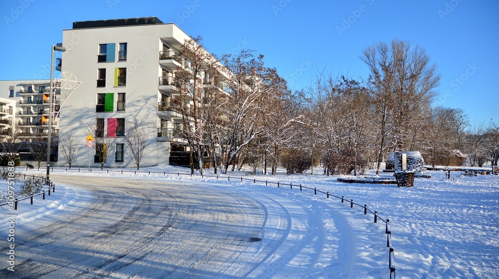 一个寒冷的冬天早晨的现代住宅区。