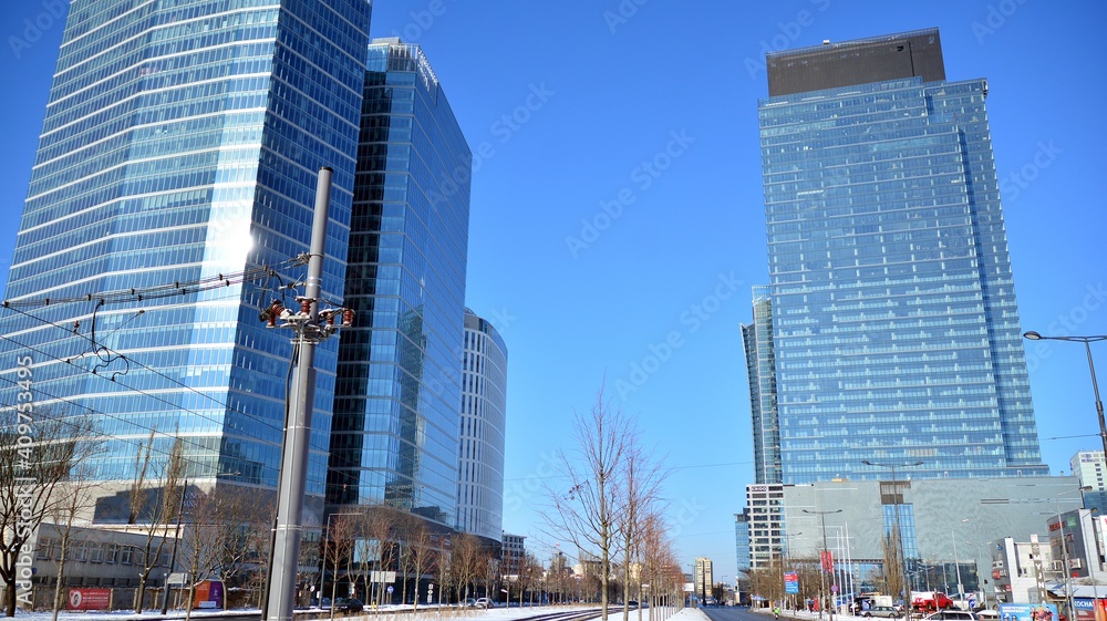 降雪期间的摩天大楼景观。城市景观和现代建筑背景。