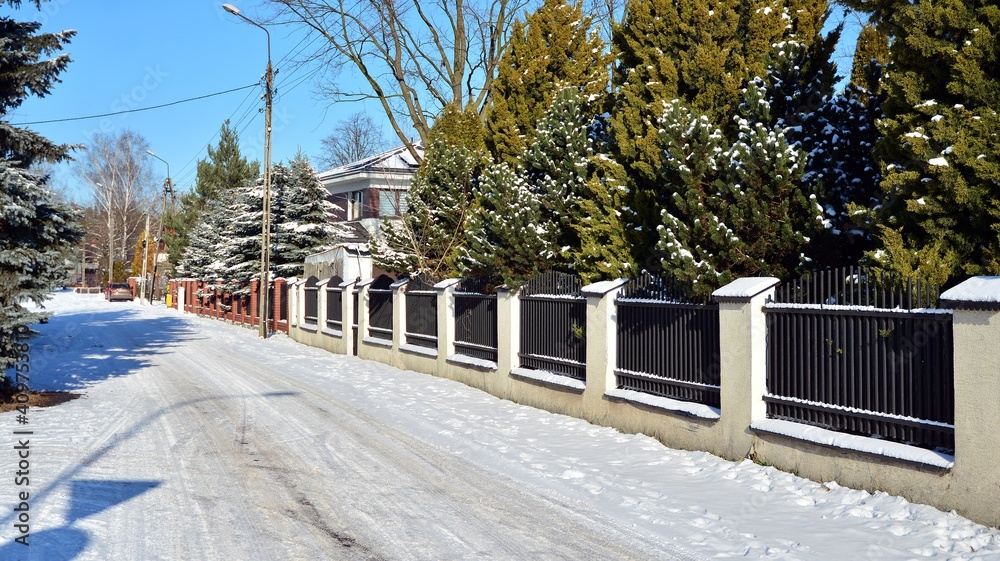 白雪暴期间郊区的居民区，道路被雪覆盖。