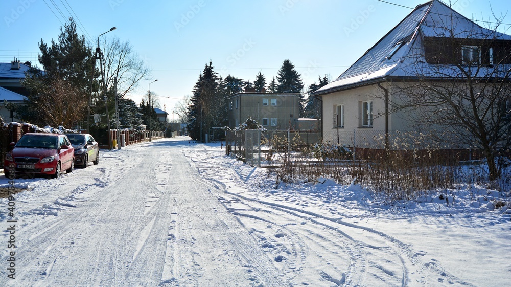 白雪暴期间郊区的居民区，道路被雪覆盖。