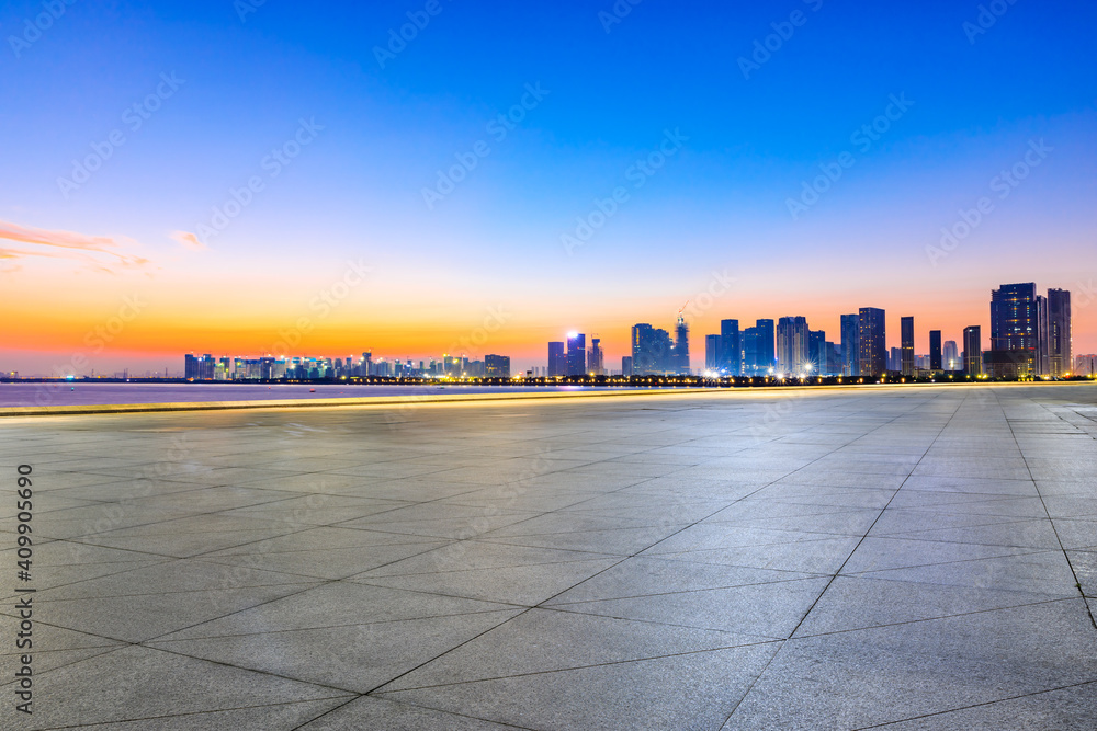 日出时，中国杭州的空旷广场和现代城市天际线。