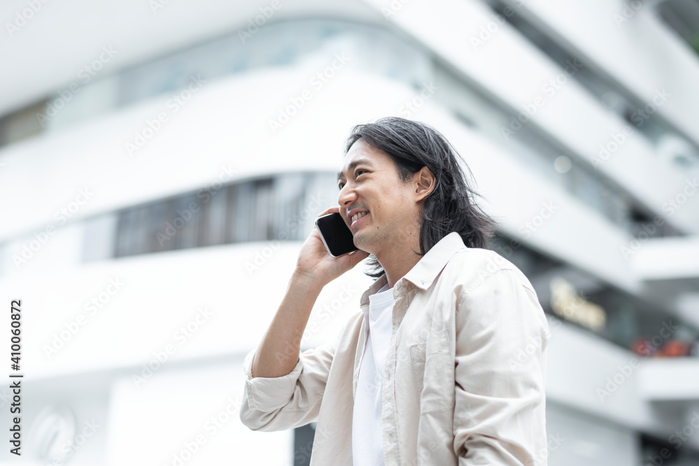 快乐的日本男人在智能手机上聊天