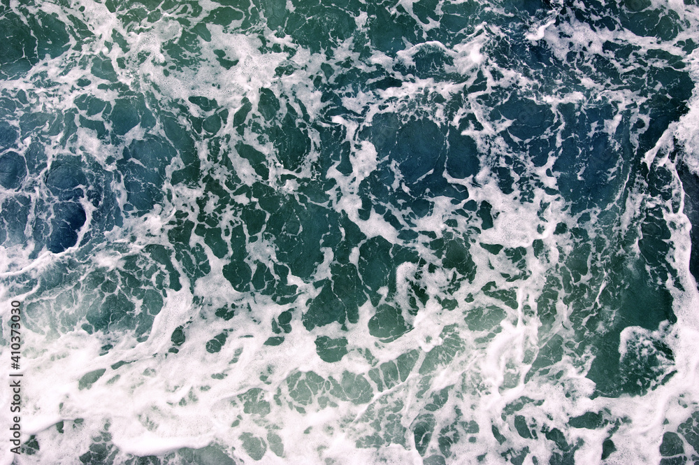 海水俯视图。波浪飞溅背景。