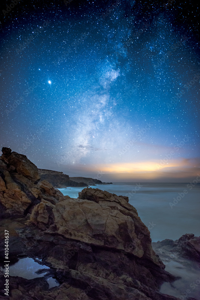 Bonito paisaje nocturno con muchos colores