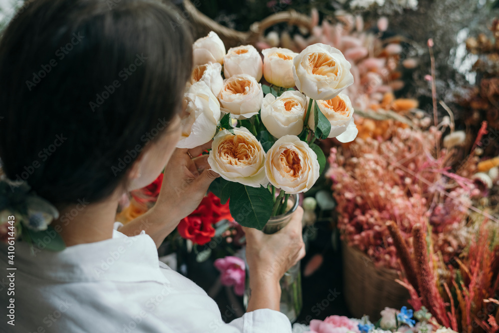 插花的女人