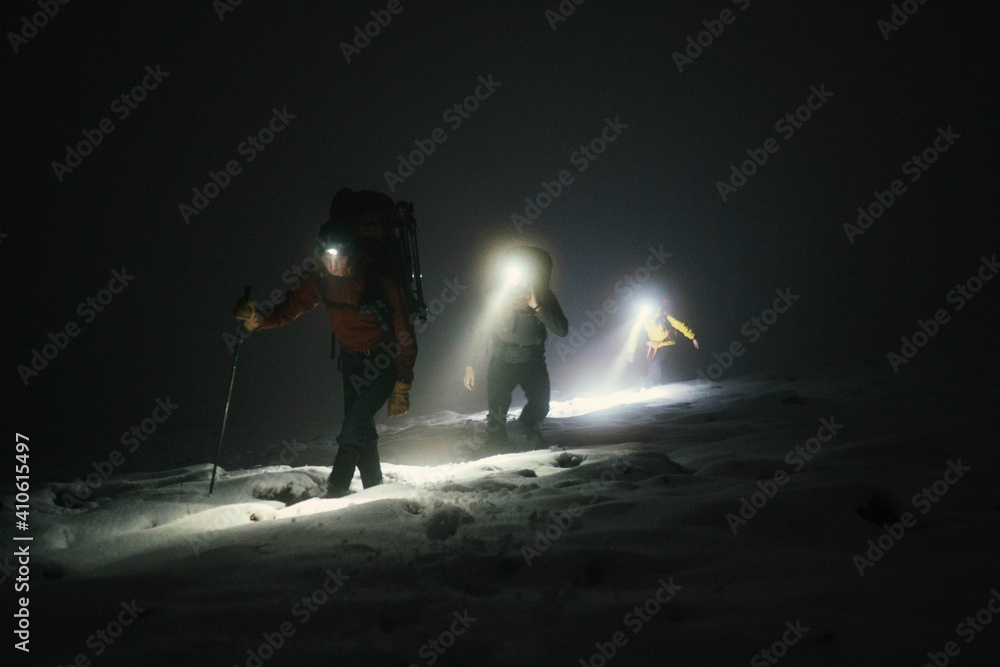 雪地里的夜间徒步旅行