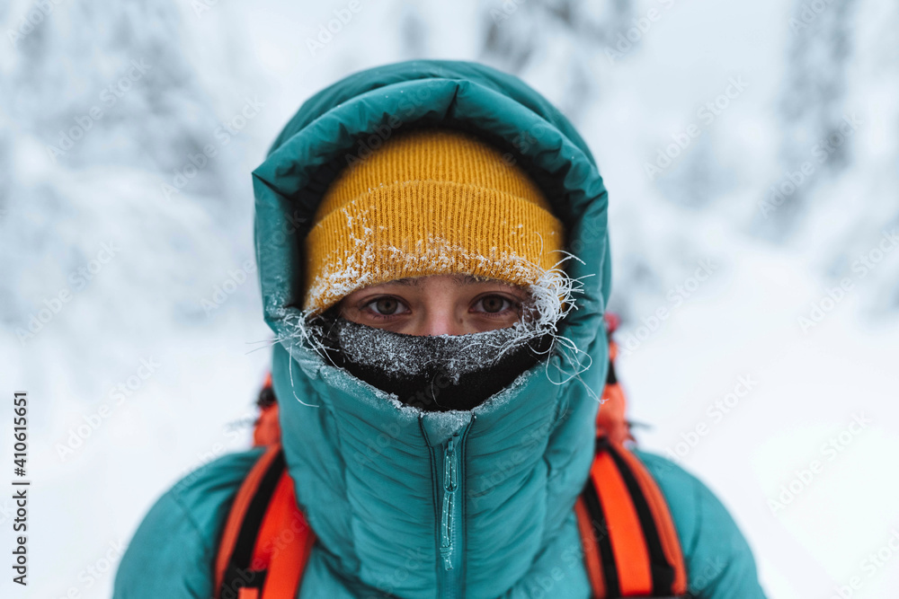 苏格兰格伦科冬季女登山运动员