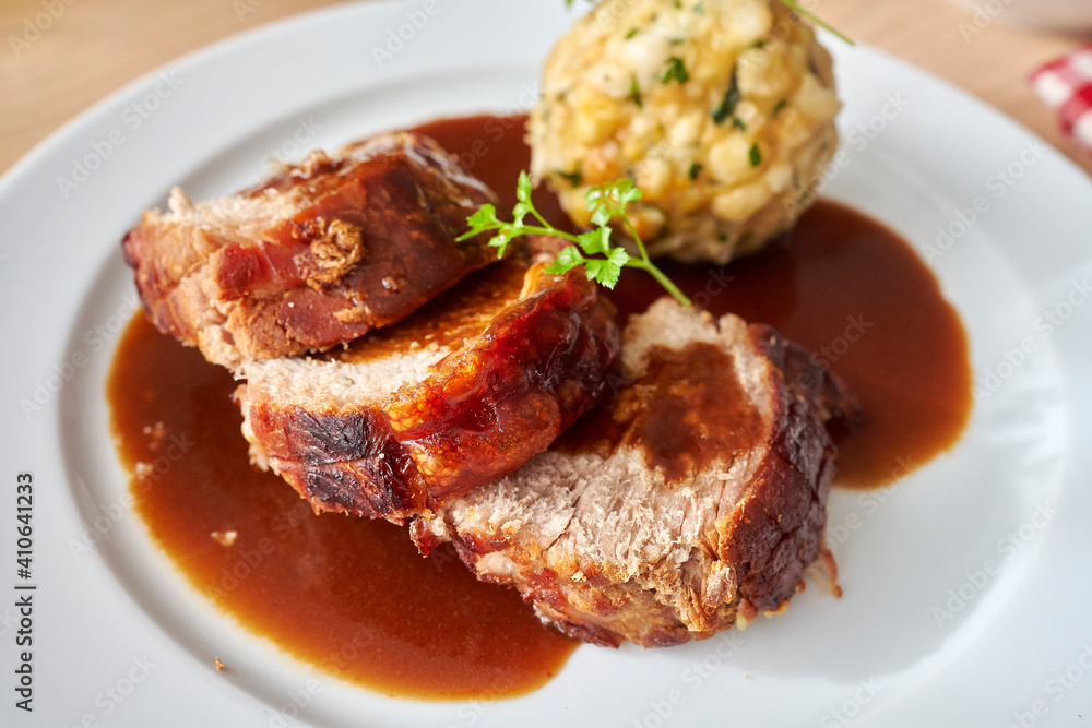 Spannferkel Schweine Braten mit Knödel und Soße