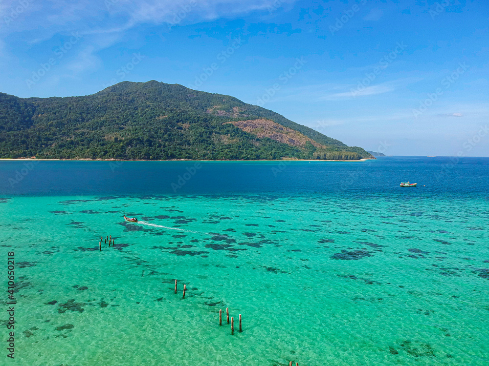 泰国Koh Lipe岛的鸟瞰图。天堂般的绿松石海滩和大山