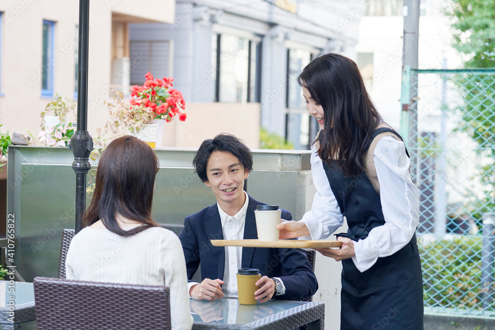 カフェでデートするカップル