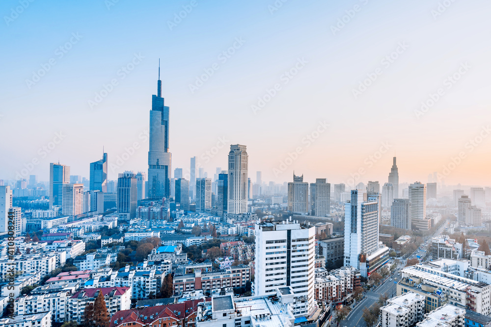 中国江苏南京紫峰大厦和城市天际线的黄昏景色