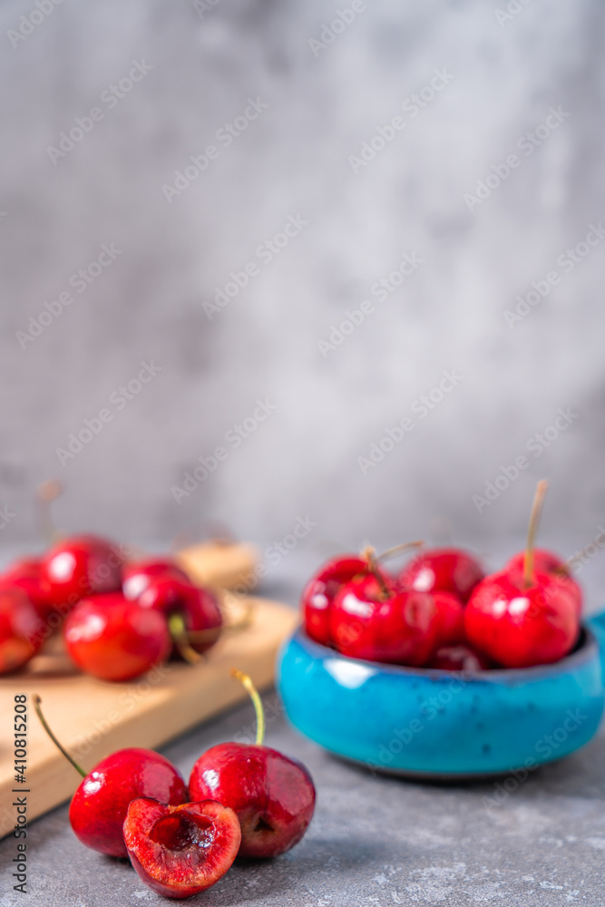 Many cherry cherries in a dish 