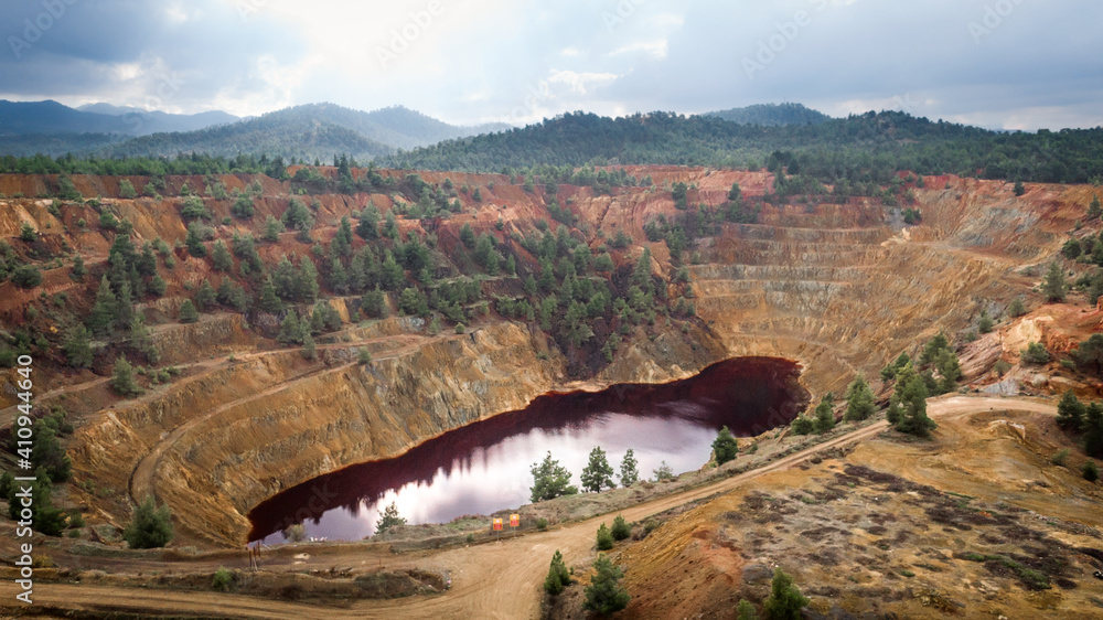 塞浦路斯米塞罗附近废弃的Kokkinopezoula露天铜矿火山口中的红色湖泊。它的奇怪之处