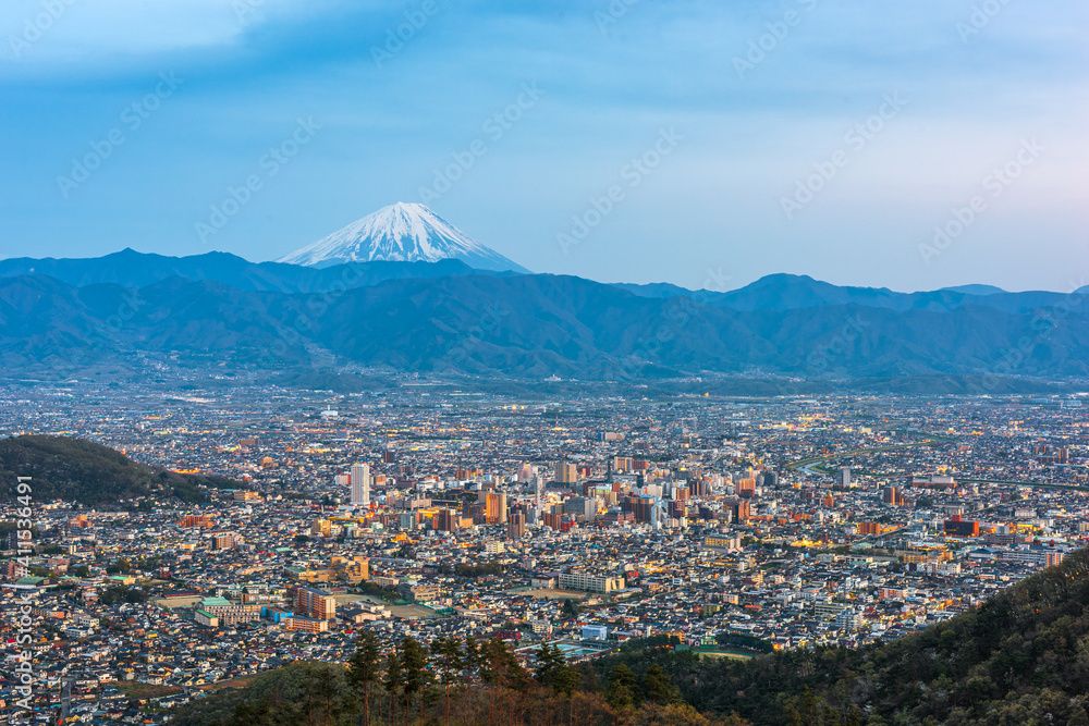 高富，日本与富士山的天际线