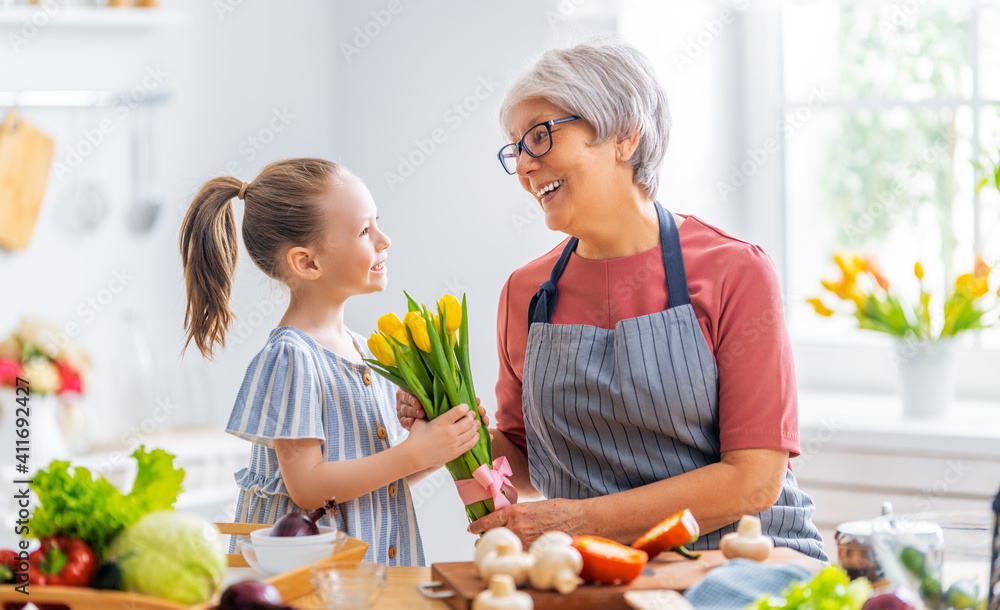 孙女正在给奶奶送花