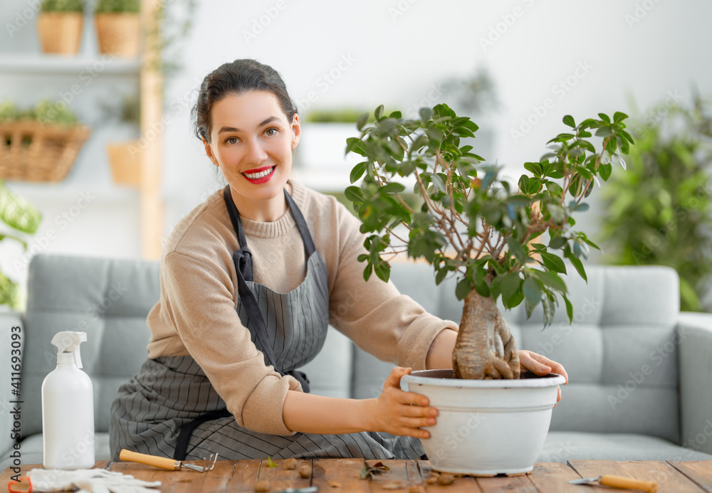 照顾植物的女人