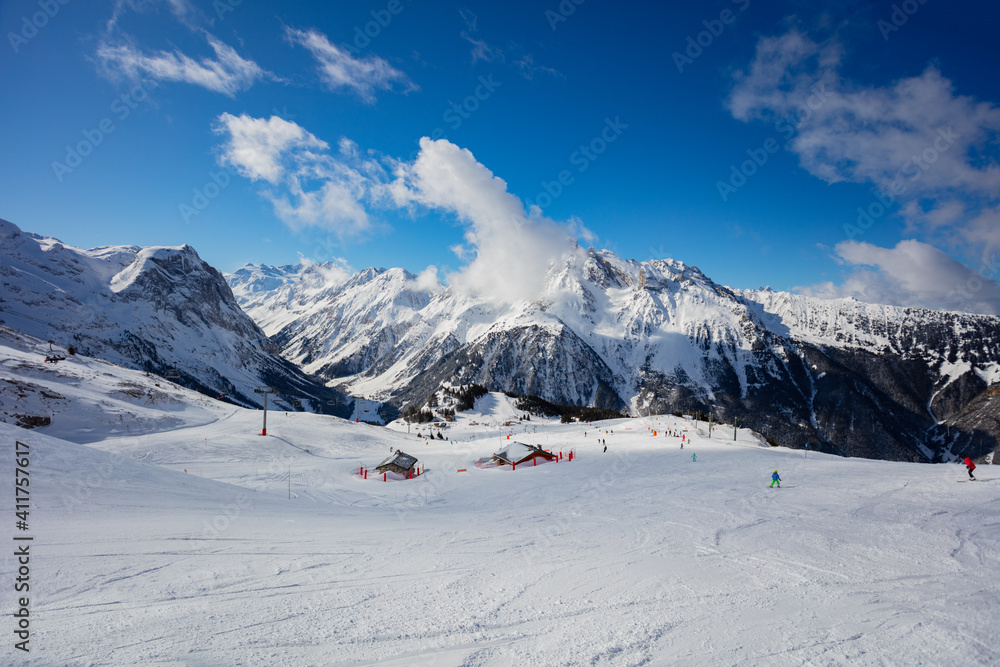 法国普拉隆山谷的山脉和滑雪道全景