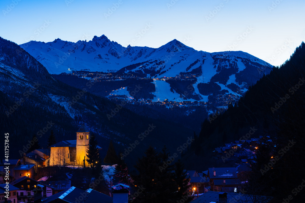 Courchevel山谷上的Champagny en Vanoise和阿尔卑斯山滑雪场的晚间全景