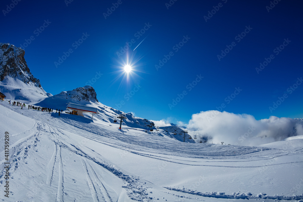 蓝天、阳光下的高山全景山顶和滑雪缆车站