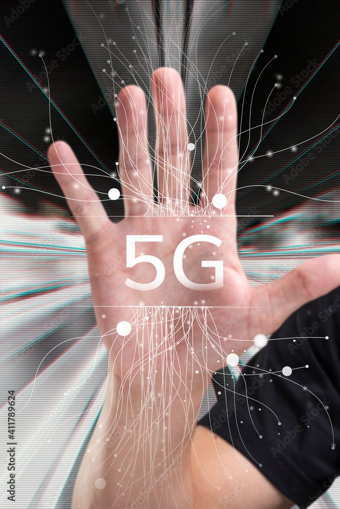 展示5G全息智能技术的男性手掌