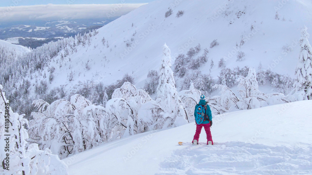 空中飞行：在年轻的单板滑雪运动员周围飞行，观察她下降前的风景