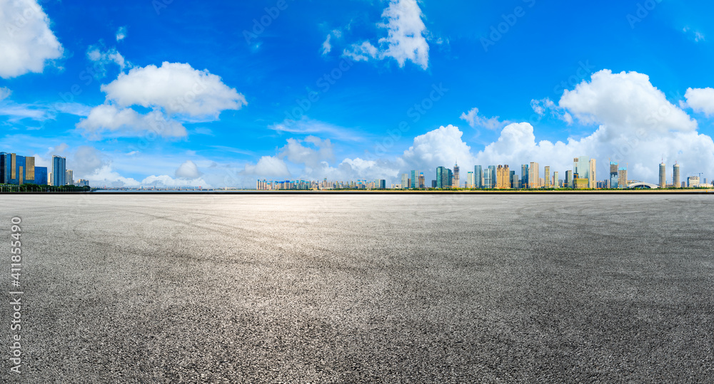 杭州的赛车道和现代城市天际线与建筑。