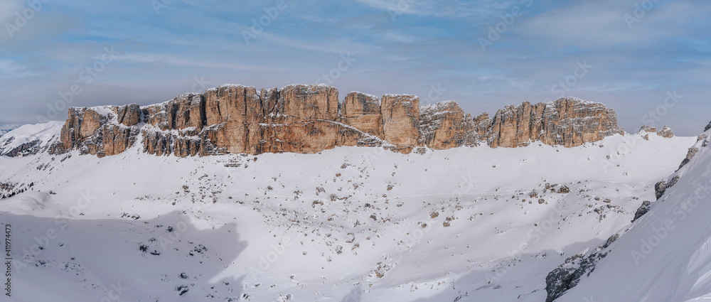 Dolomites Alto Adige Vallunga山谷全景。Dolomiti的冬季山脉景观
1927853169,咖啡馆的书中裁剪的手写