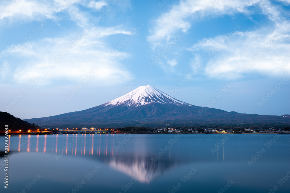 日本川口湖附近黄昏的富士山。