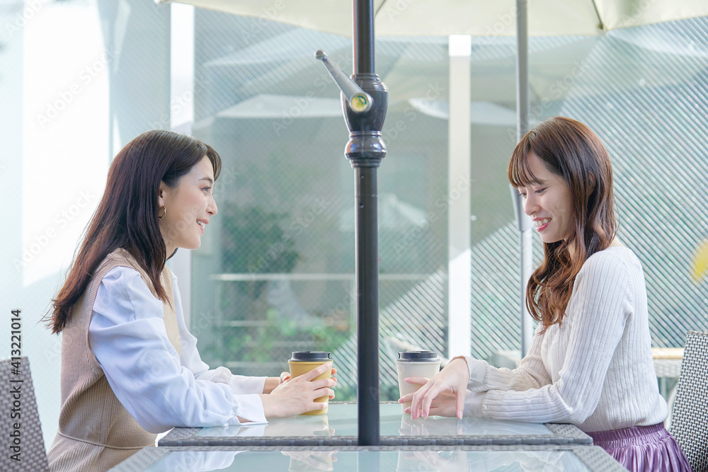 カフェテラスで話す女性