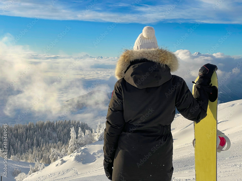 特写：无法辨认的单板滑雪运动员观察着令人惊叹的冬季景观。