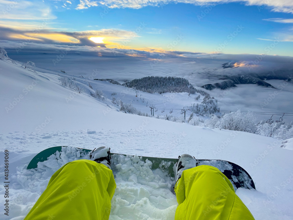 POV：滑雪旅行中坐在雪地里，冬日景色令人惊叹