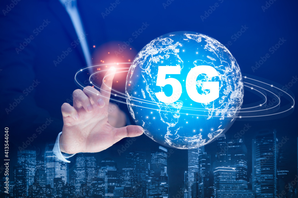 接触5G世界的商人，未来技术的概念5G网络无线系统