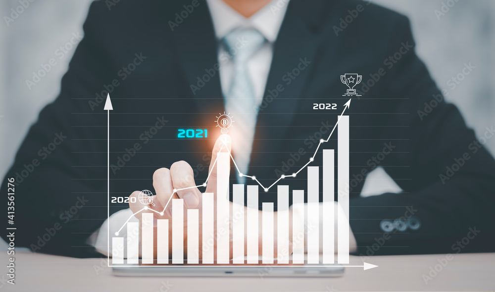 股市、技术流程图表上数字为2021的商人触线箭头