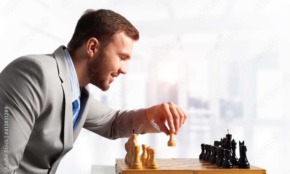 商人在棋盘上移动棋子