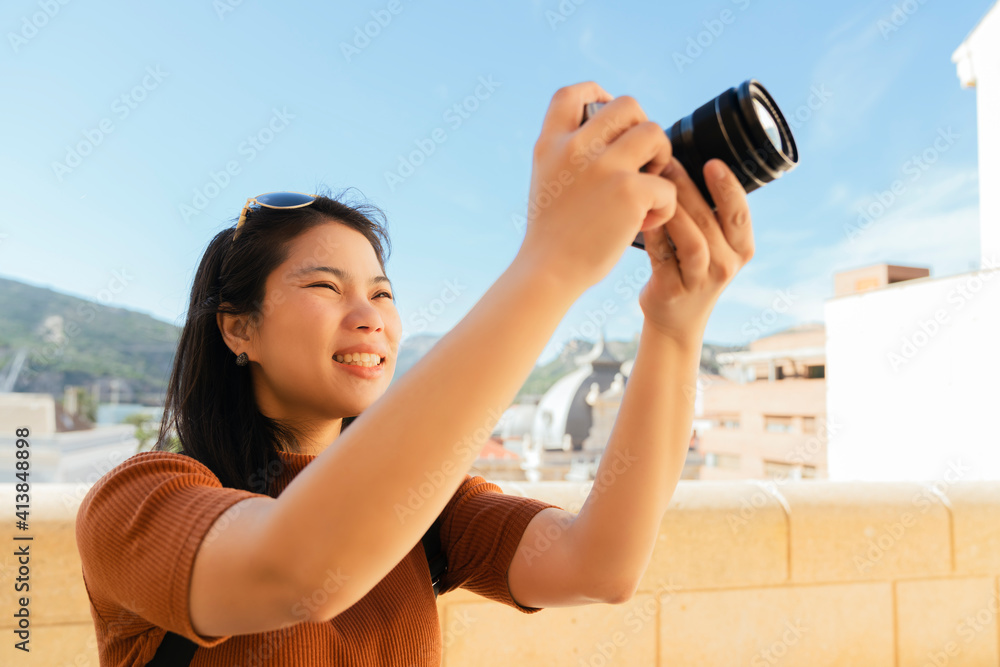 魅力四射的亚洲女性旅行者旅游手用相机观光老房子建筑设计师