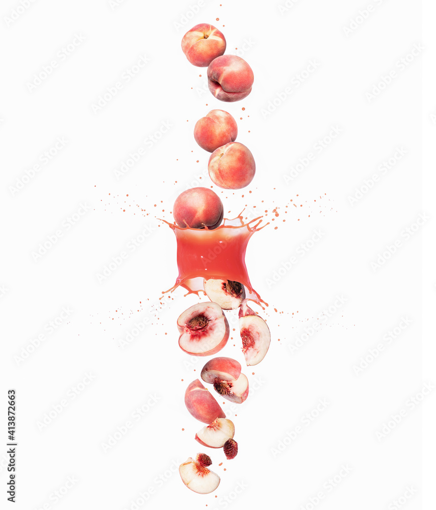 整颗和切片的新鲜桃子从飞溅的果汁中掉落