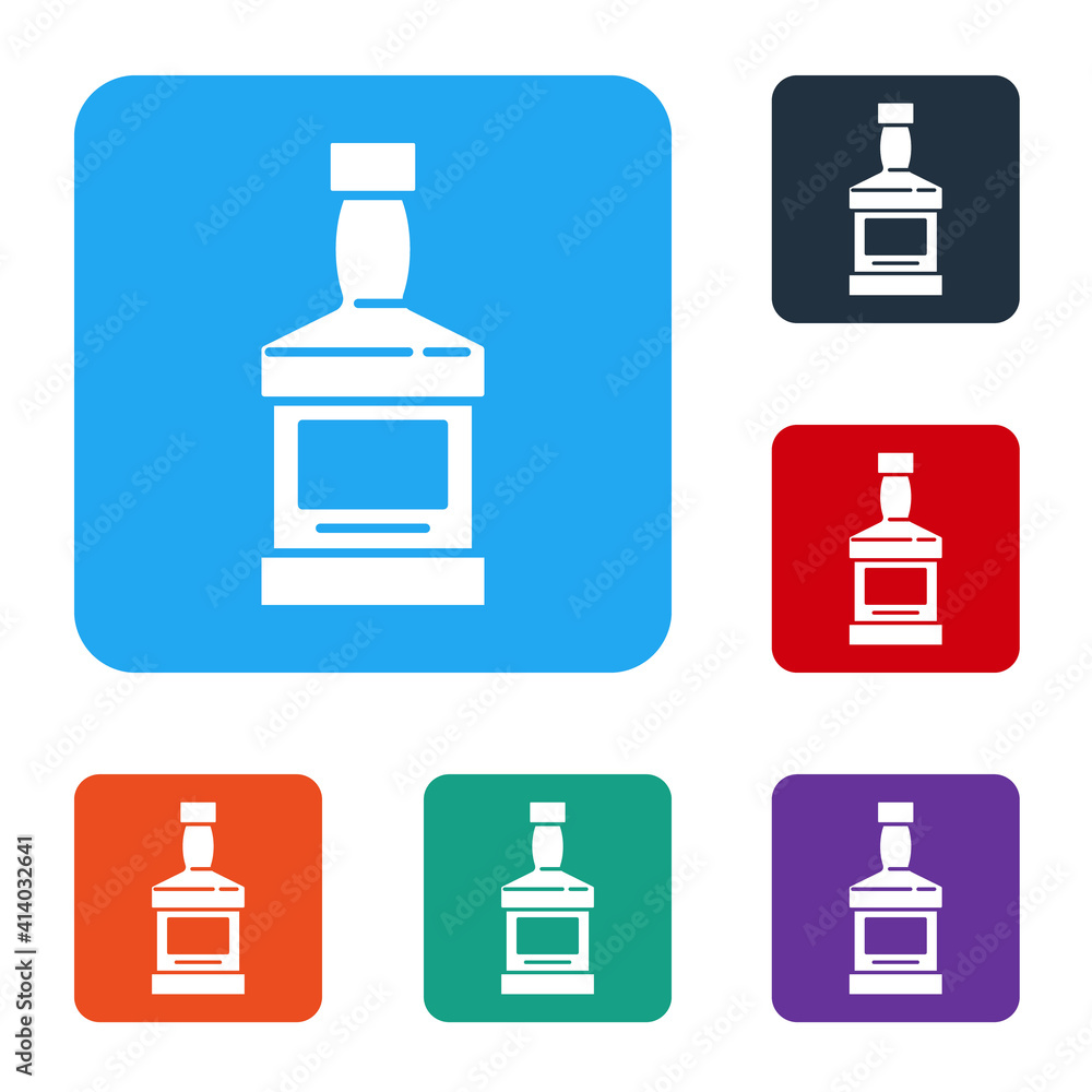 白威士忌酒瓶图标隔离在白色背景上。将图标设置为彩色方形按钮。矢量。