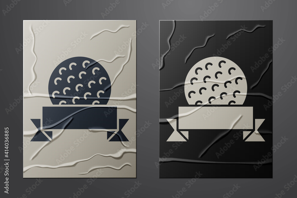 白色高尔夫球图标孤立在皱巴巴的纸背景上。纸艺术风格。矢量。