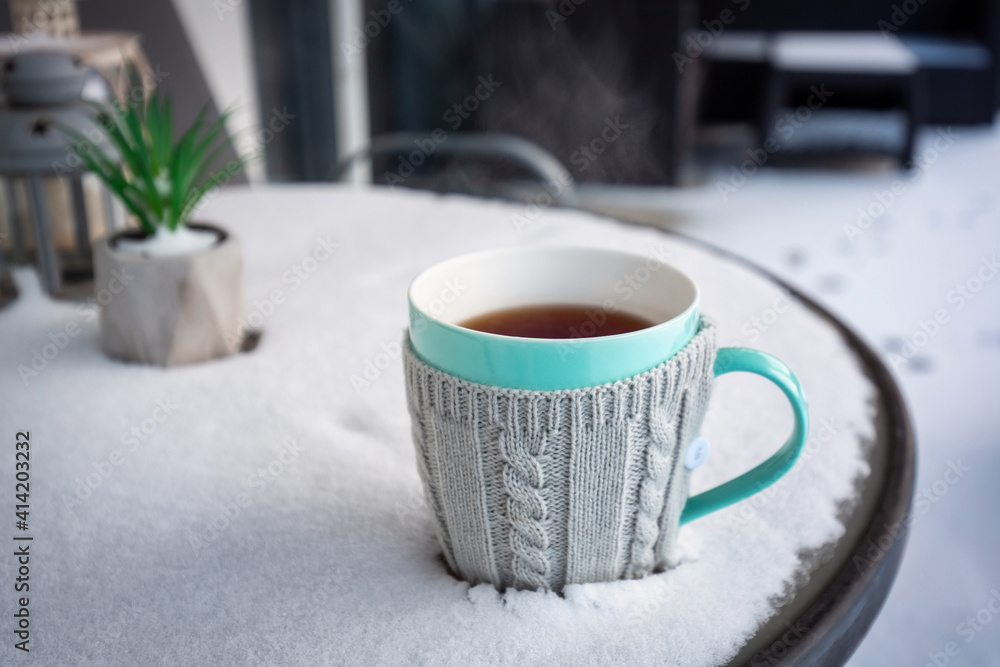 冬天在雪地花园露台上喝一杯热茶