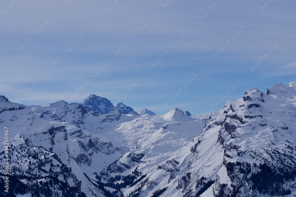 瑞士霍赫伊布里格滑雪场的全景景观。